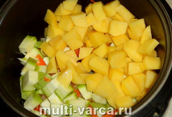 Картопля з кабачками в мультиварці
