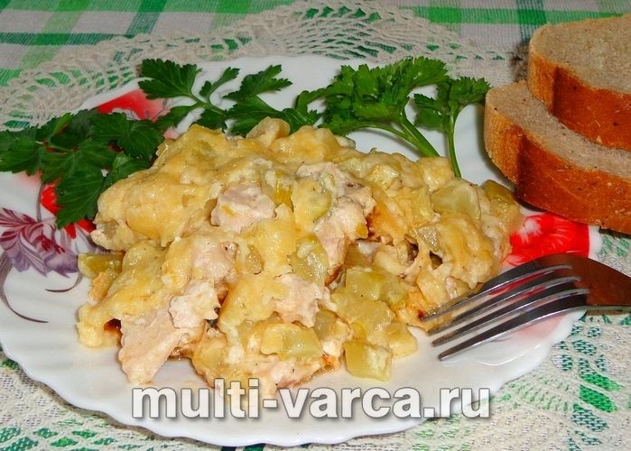Куряча запіканка з кабачками в мультиварці