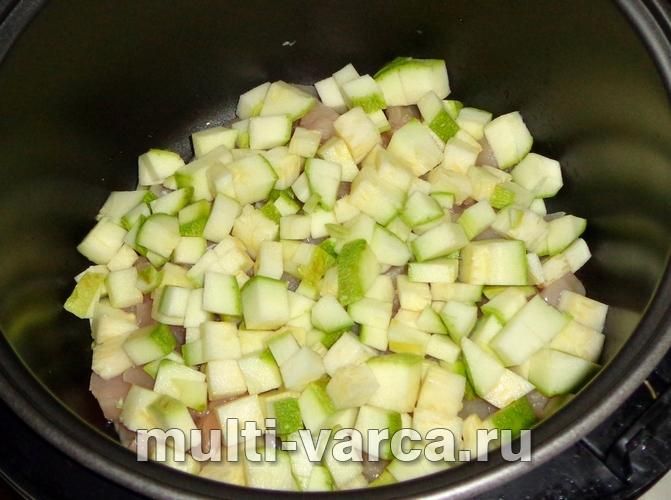 Куряча запіканка з кабачками в мультиварці