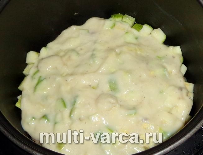 Куряча запіканка з кабачками в мультиварці