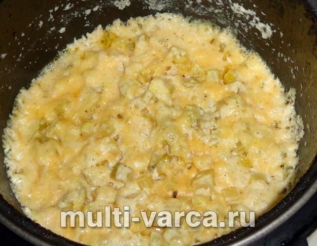 Куряча запіканка з кабачками в мультиварці
