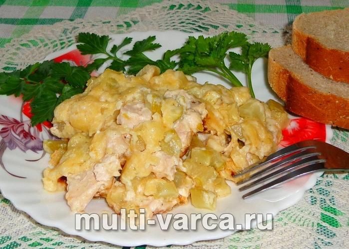 Куряча запіканка з кабачками в мультиварці