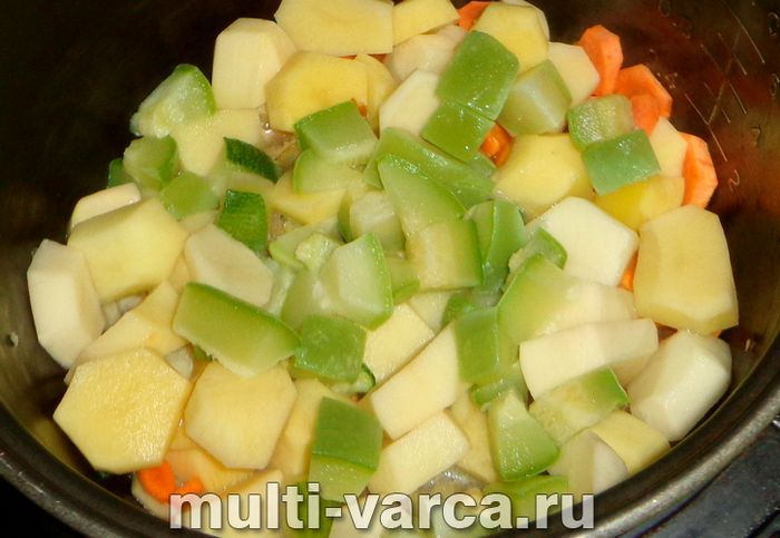 Картопля з кабачками в мультиварці