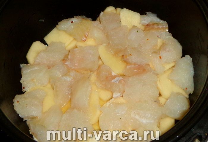 Картопляна запіканка з рибою в мультиварці