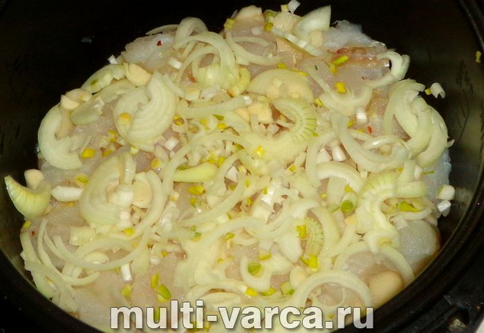 Картопляна запіканка з рибою в мультиварці