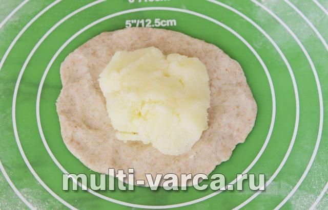 Пиріжки на сухій сковороді з картоплею