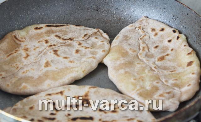 Пиріжки на сухій сковороді з картоплею