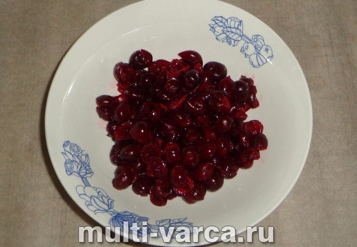 Пісочний пиріг із вишнею в мультиварці