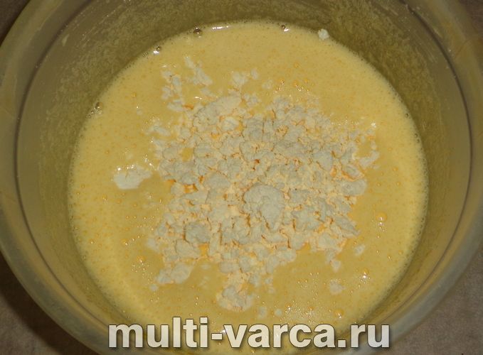 Сирний пиріг зі сливами в мультиварці