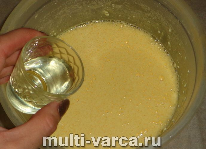 Сирний пиріг зі сливами в мультиварці