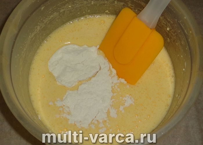 Сирний пиріг зі сливами в мультиварці