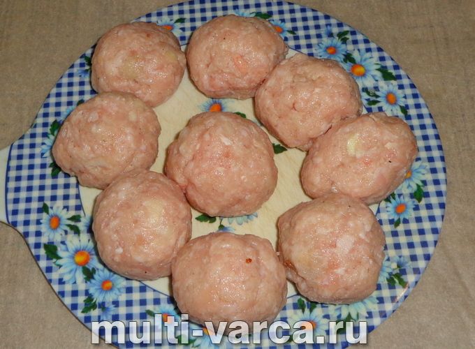 Тефтелі у вершковому соусі в мультиварці