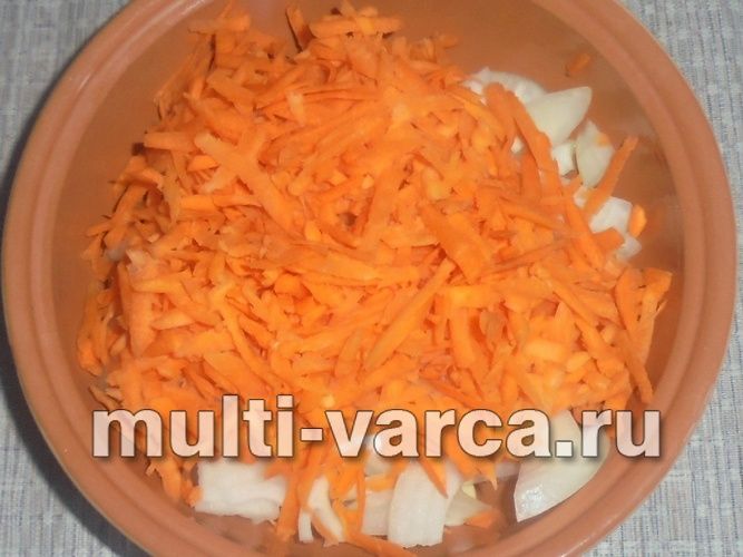 Тушкована морква з цибулею в мультиварці