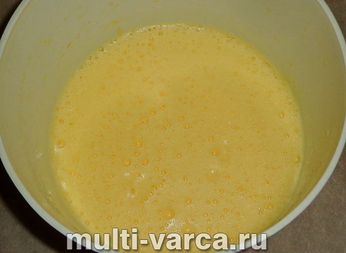 Ванільний бісквіт із родзинками в мультиварці