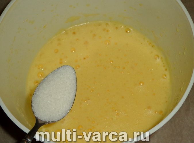 Ванільний бісквіт із родзинками в мультиварці