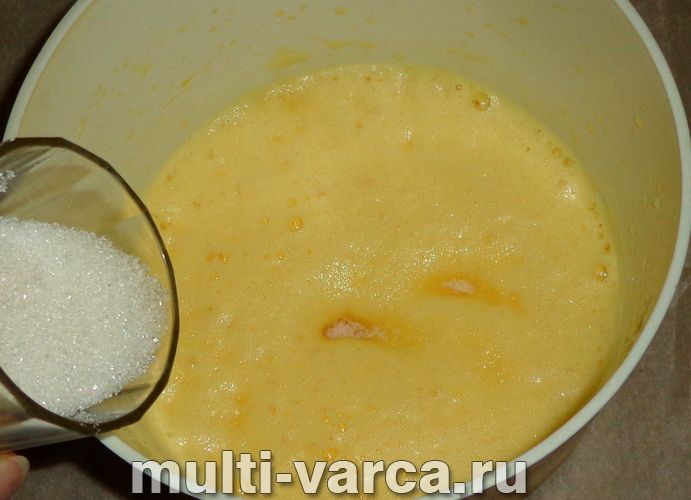 Ванільний бісквіт із родзинками в мультиварці