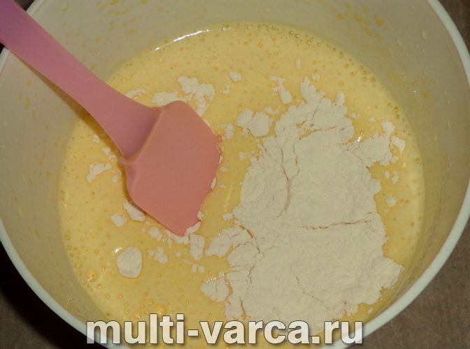 Ванільний бісквіт із родзинками в мультиварці