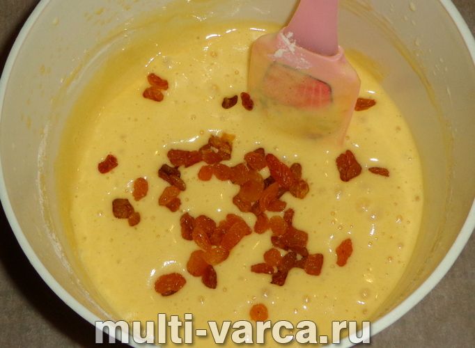 Ванільний бісквіт із родзинками в мультиварці