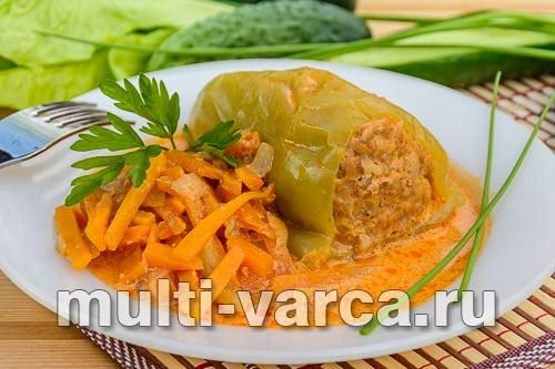 Фарширований перець у сметанно-томатній підливі з овочами