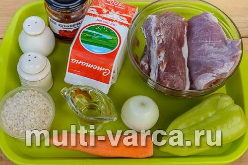 Фарширований перець у сметанно-томатній підливі з овочами