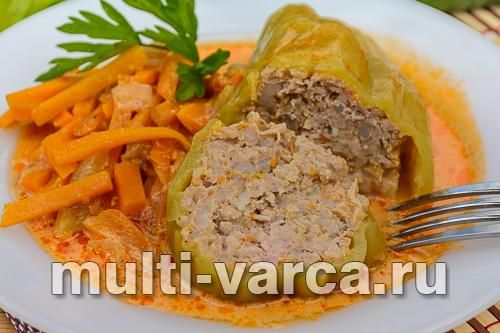 Фарширований перець у сметанно-томатній підливі з овочами
