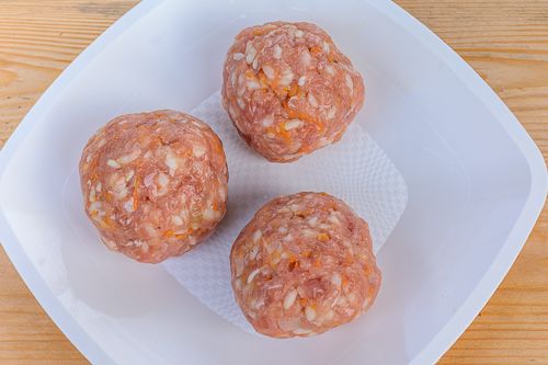 Фарширований перець у сметанно-томатній підливі з овочами