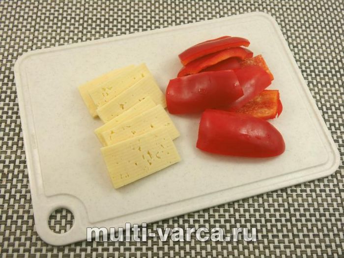 Куряча грудка, фарширована перцем і сиром