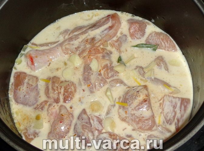 Курка у вершковому соусі в мультиварці