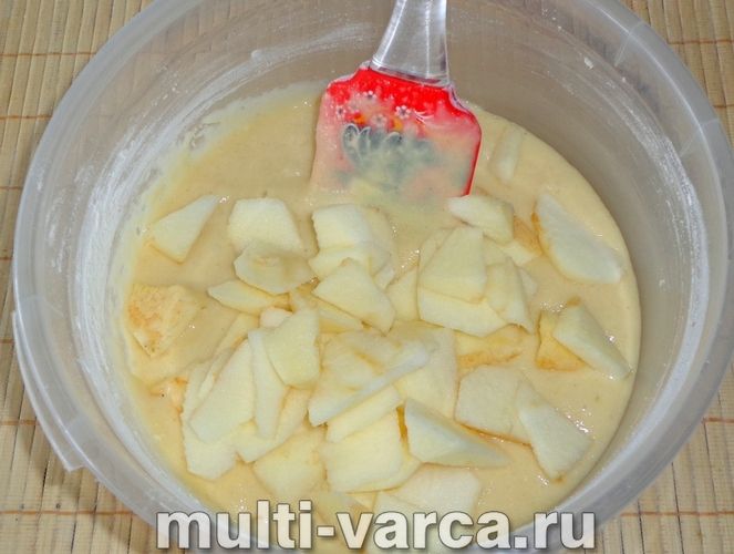 Манник із яблуками в мультиварці