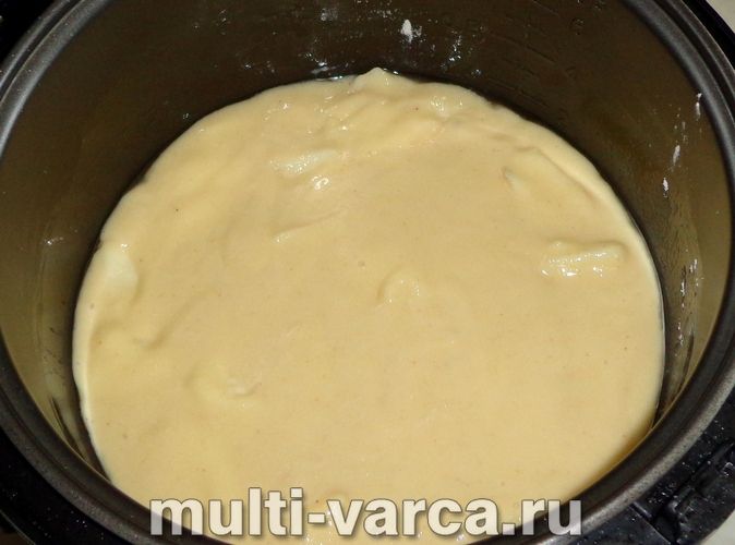 Манник із яблуками в мультиварці