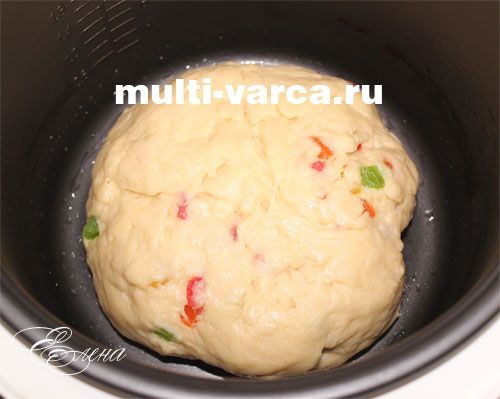 Паска в мультиварці з цукатами