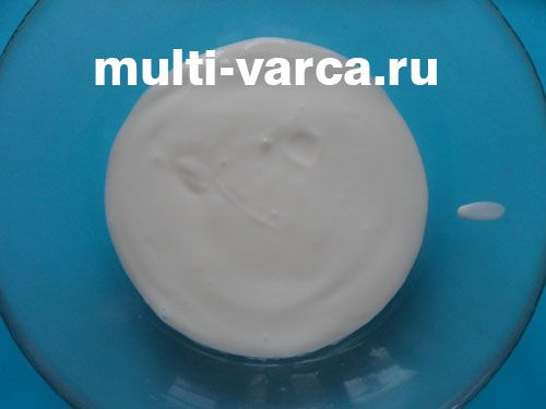 Повітряні коржі на кефірі в мультиварці