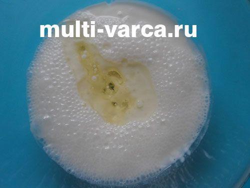 Повітряні коржі на кефірі в мультиварці