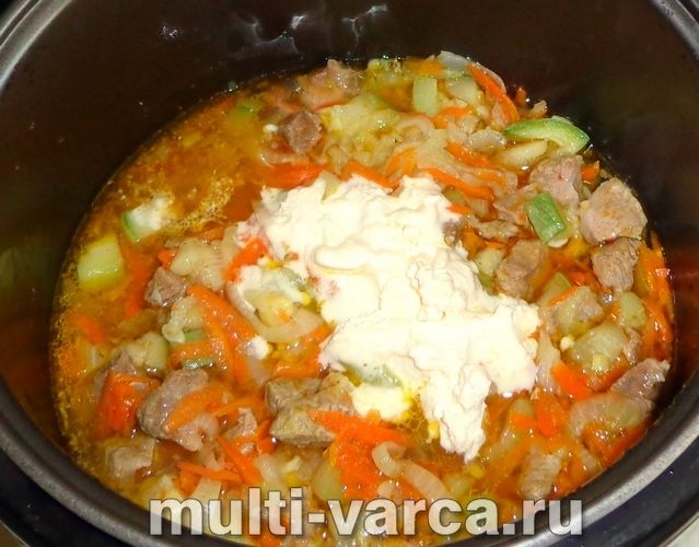 Свинина з кабачками в мультиварці
