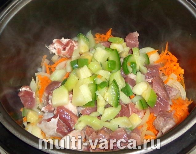 Свинина з кабачками в мультиварці