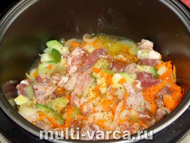 Свинина з кабачками в мультиварці