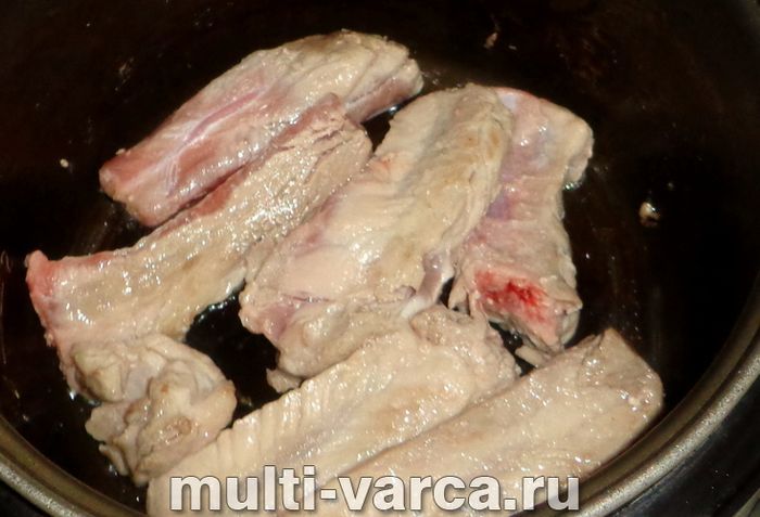 Свинячі реберця з овочами в мультиварці