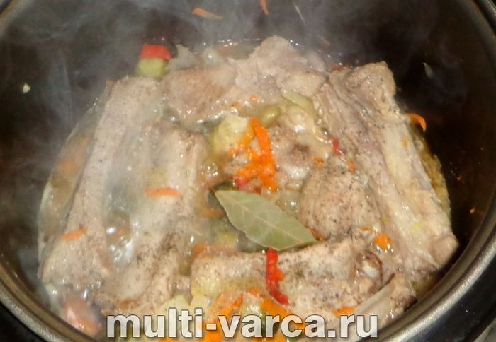 Свинячі реберця з овочами в мультиварці