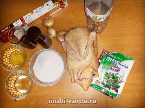Запечена качка в рукаві у винному маринаді з чорничним соусом