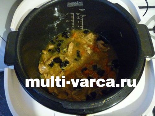 Баранина із сухофруктами в мультиварці