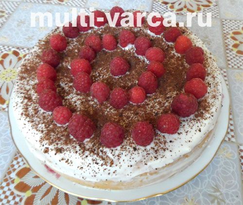 Бісквітний торт із чорносливом, малиною та шоколадною стружкою