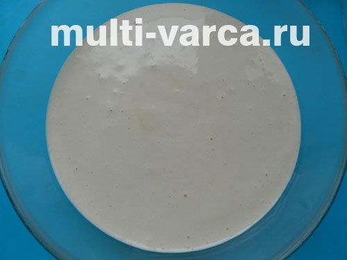 Бісквітний торт із чорносливом, малиною та шоколадною стружкою