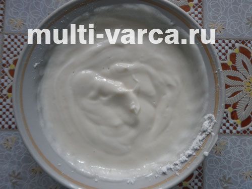Бісквітний торт із чорносливом, малиною та шоколадною стружкою