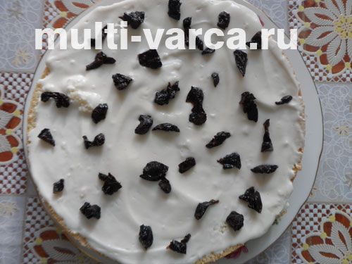 Бісквітний торт із чорносливом, малиною та шоколадною стружкою