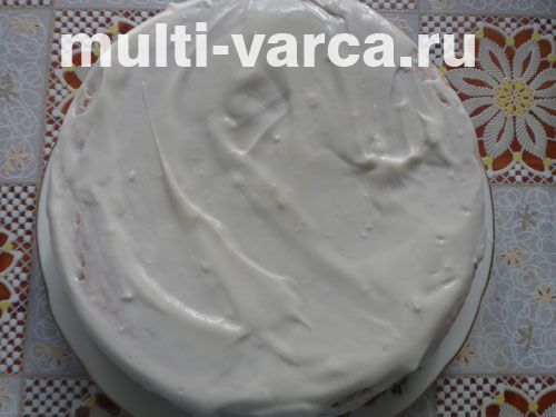 Бісквітний торт із чорносливом, малиною та шоколадною стружкою