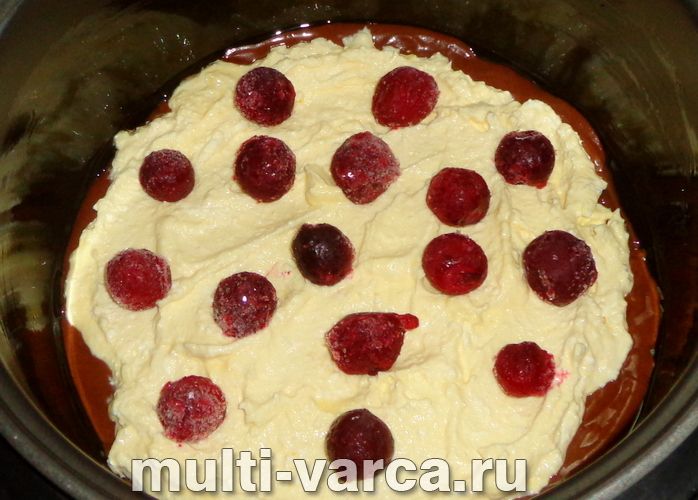 Брауні з сиром і вишнею в мультиварці