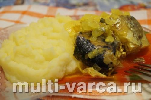 Дієтична скумбрія з цибулею
