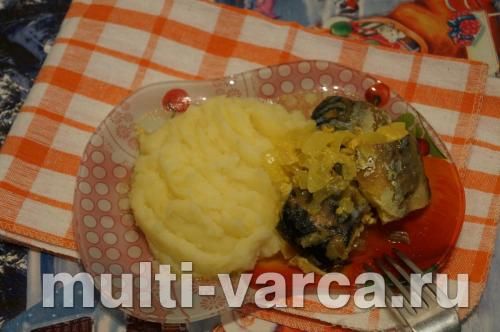 Дієтична скумбрія з цибулею