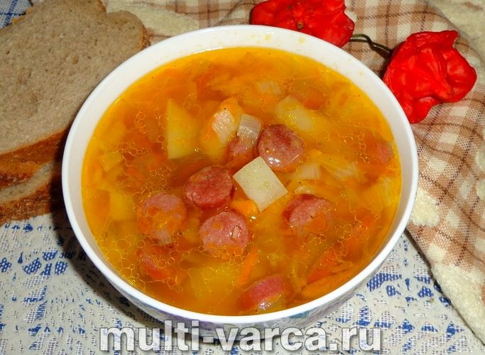 Гороховий суп із мисливськими ковбасками в мультиварці