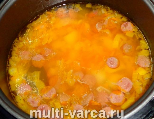 Гороховий суп із мисливськими ковбасками в мультиварці